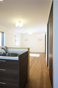 注文住宅ここち家名古屋市Y様邸キッチンから望むリビング