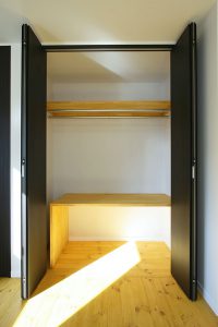 注文住宅ここち家名古屋市Y様邸大容量クローゼット使いやすい造作棚をつけました。