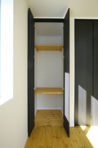 注文住宅ここち家名古屋市Y様邸大容量クローゼット使いやすい造作棚をつけました。