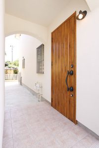 自然素材で建てる注文住宅ここち家S様邸玄関アプローチ