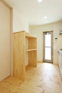 自然素材で建てる注文住宅ここち家S様邸キッチン造作棚